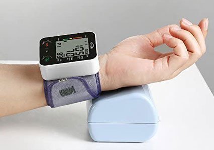 Melhor monitor de pressão arterial de pulso: um guia de compra