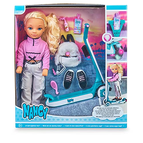Nancy - Um dia com a scooter, uma boneca com scooter, faróis sobre rodas, muitas roupas e acessórios para levar na mochila, para meninos e meninas a partir de 3 anos, Famous (700016705)